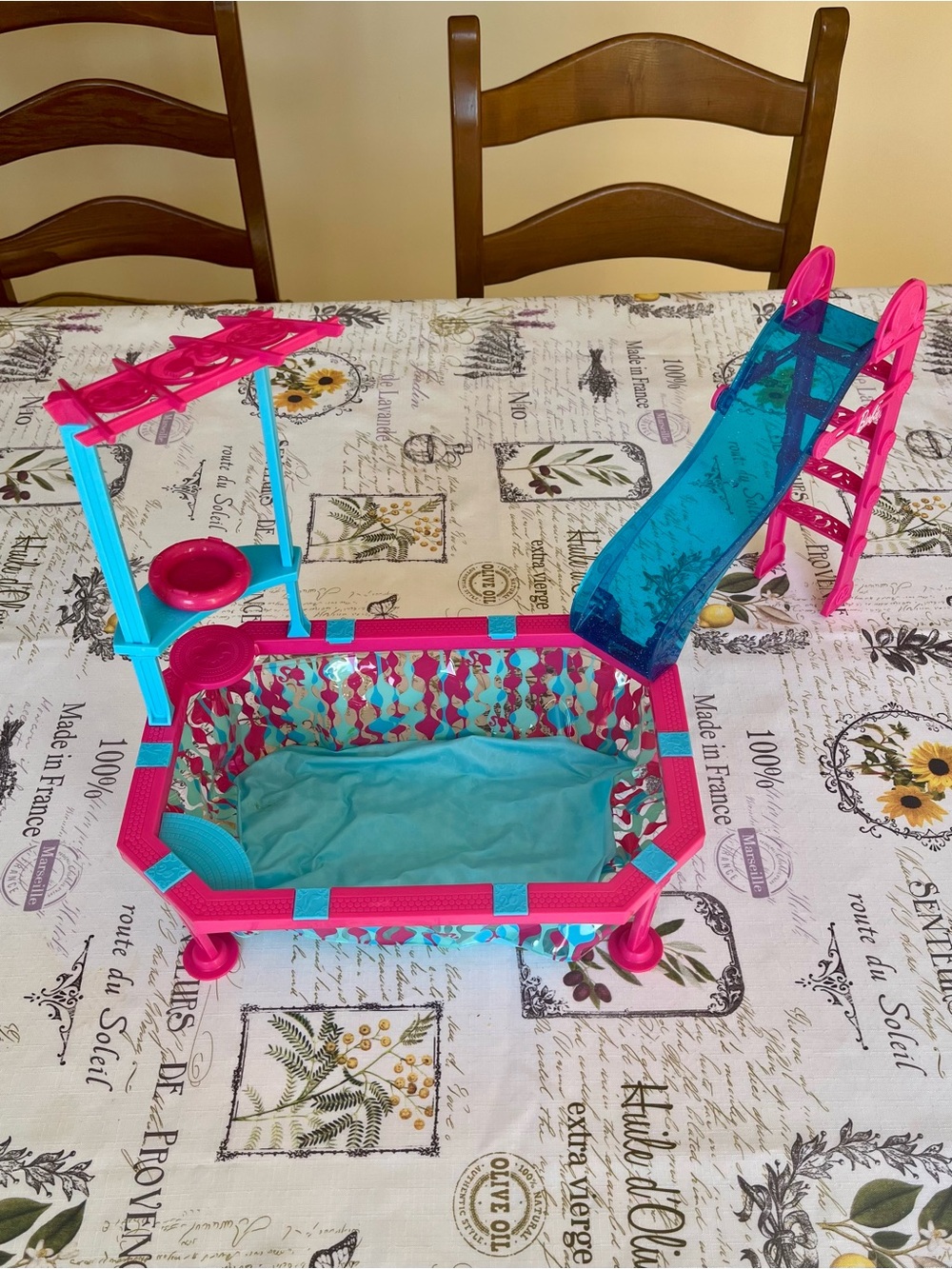 2010 Barbie Glam Pool ( Missing Poodle & 1 Blue Pool Plate Under Slide)